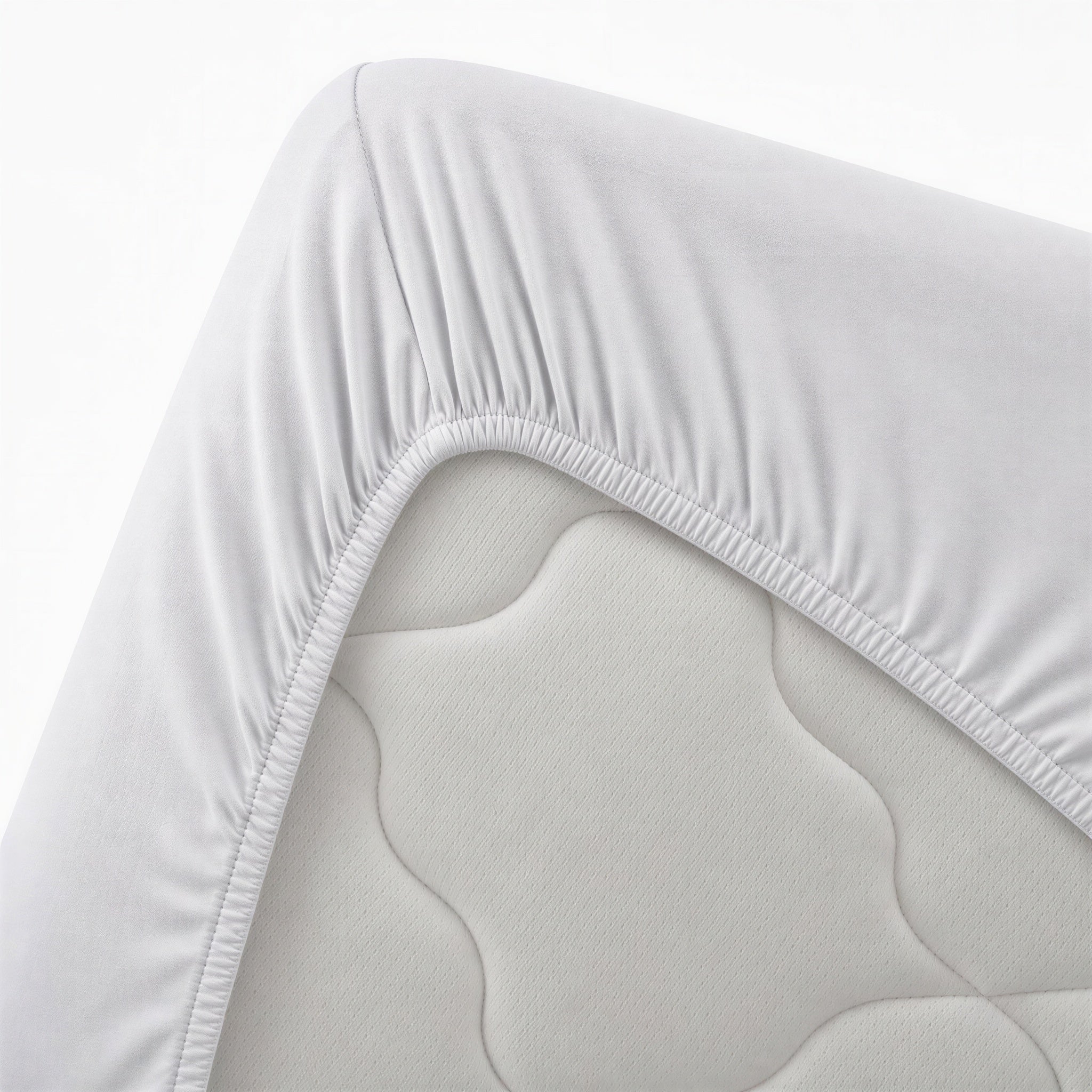 Bettecke mit umlaufendem Gummizug – silberfarbenes Spannbettlaken im Detail