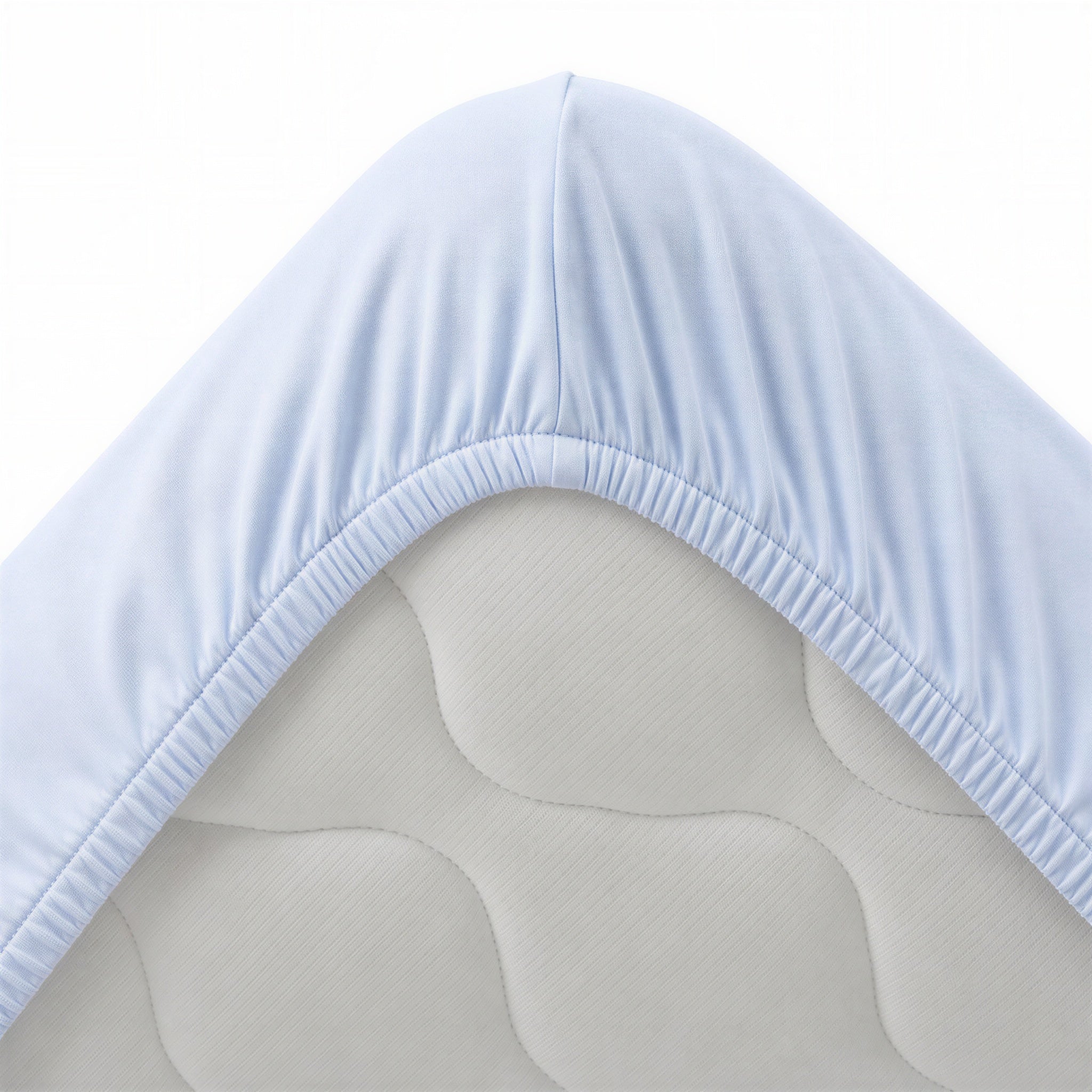 Bettecke mit umlaufendem Gummizug – hellblaues Spannbettlaken im Detail