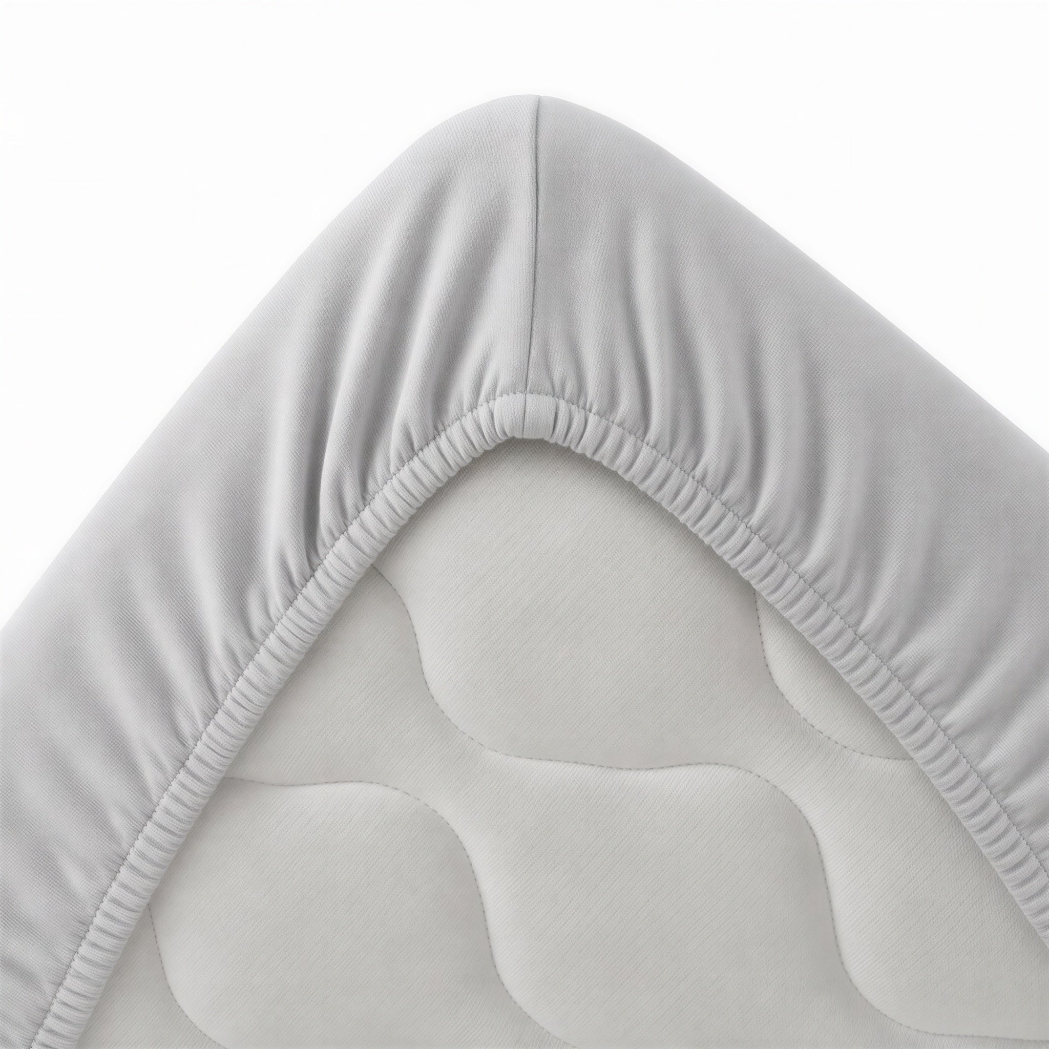 Bettecke mit umlaufendem Gummizug – platinfarbenes Spannbettlaken im Detail