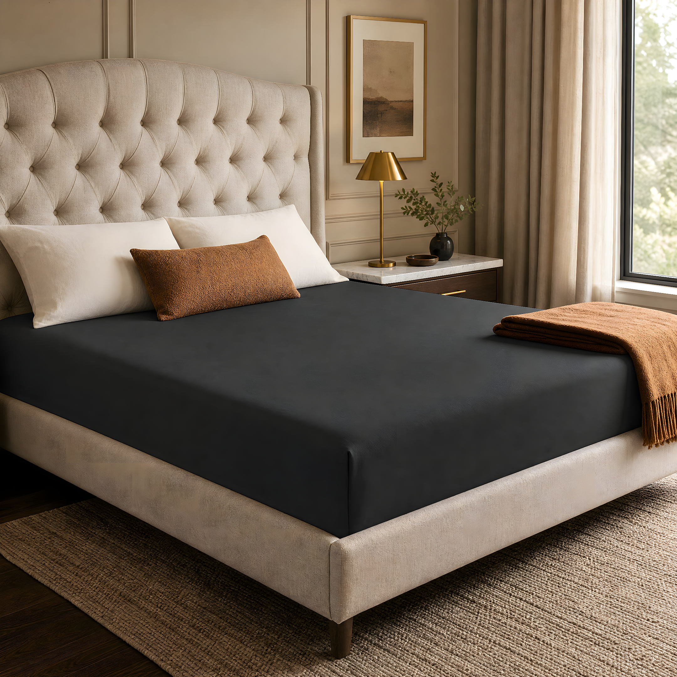Spannbettlaken in Titanium auf einem gemachten Bett in einem wohnlichen Schlafzimmer