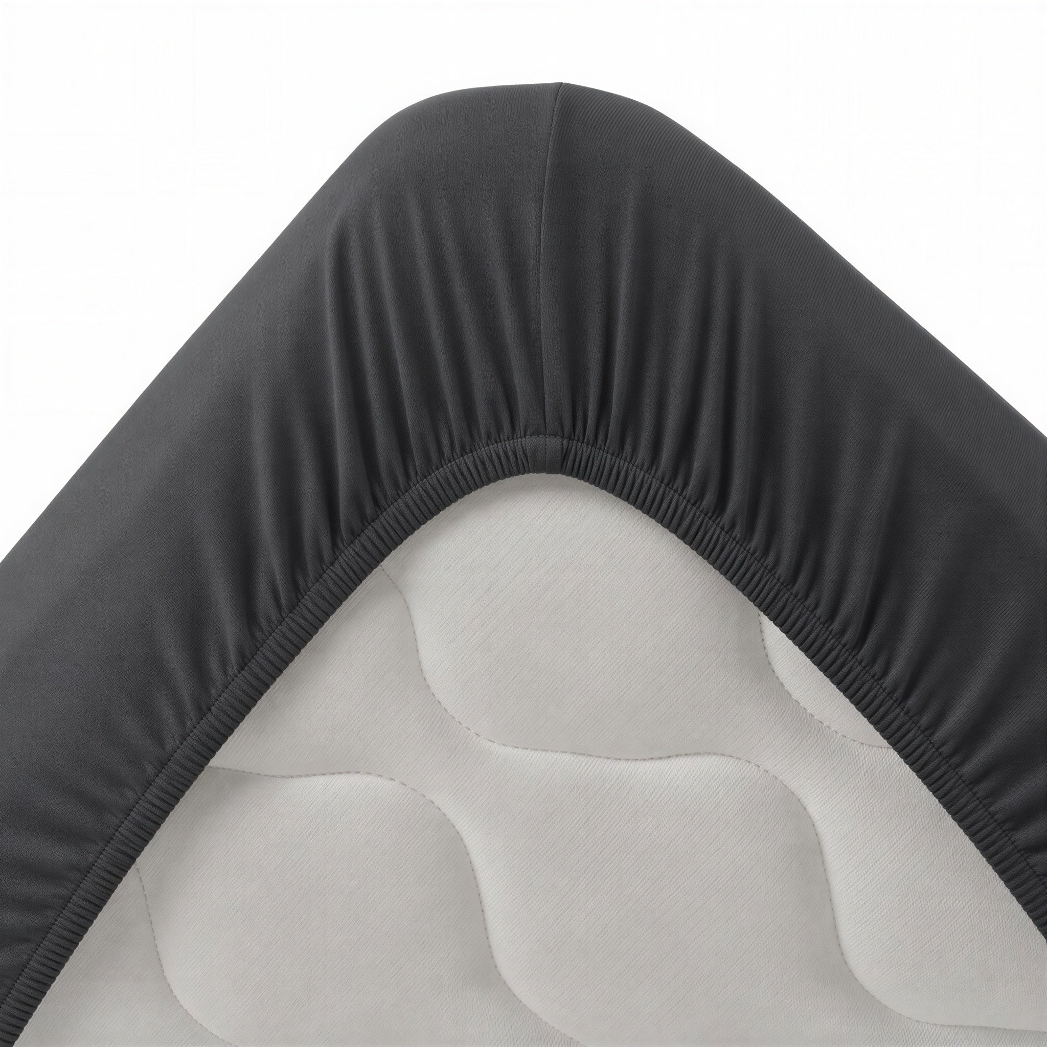 Spannbettlaken in Titanium, aufgezogen auf einem Bett im Schlafzimmer