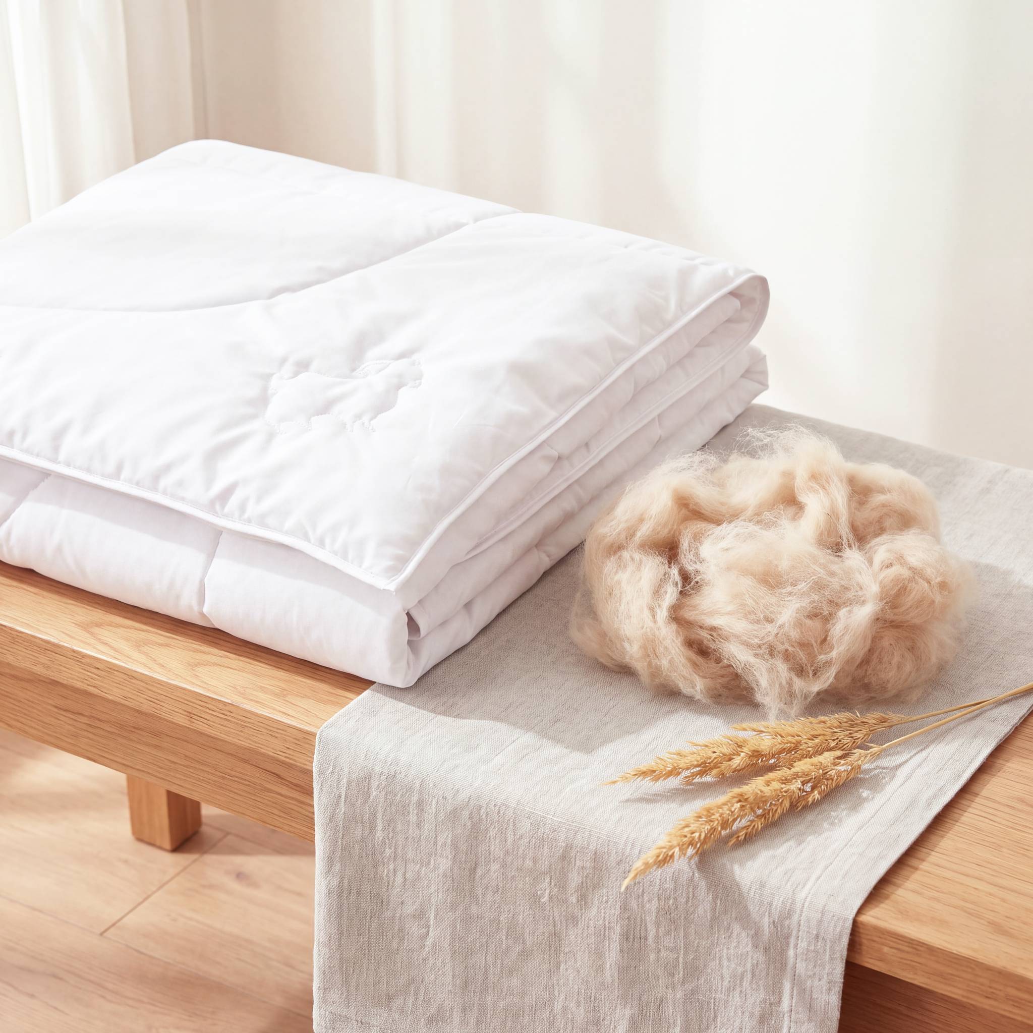 Nahaufnahme der feinen Kaschmirfaser-Füllung der KAUFFMANN Cashmere Ganzjahresbettdecke, Kaschmir Bettdecke